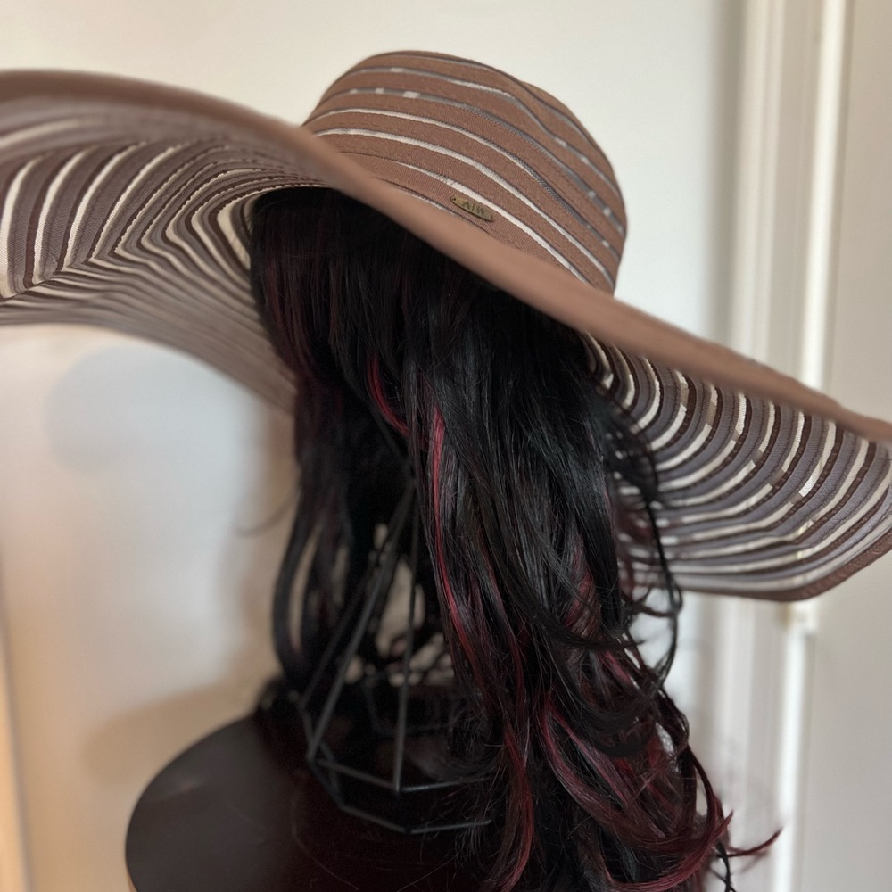 Mauve sun hat w/adjustable sizing